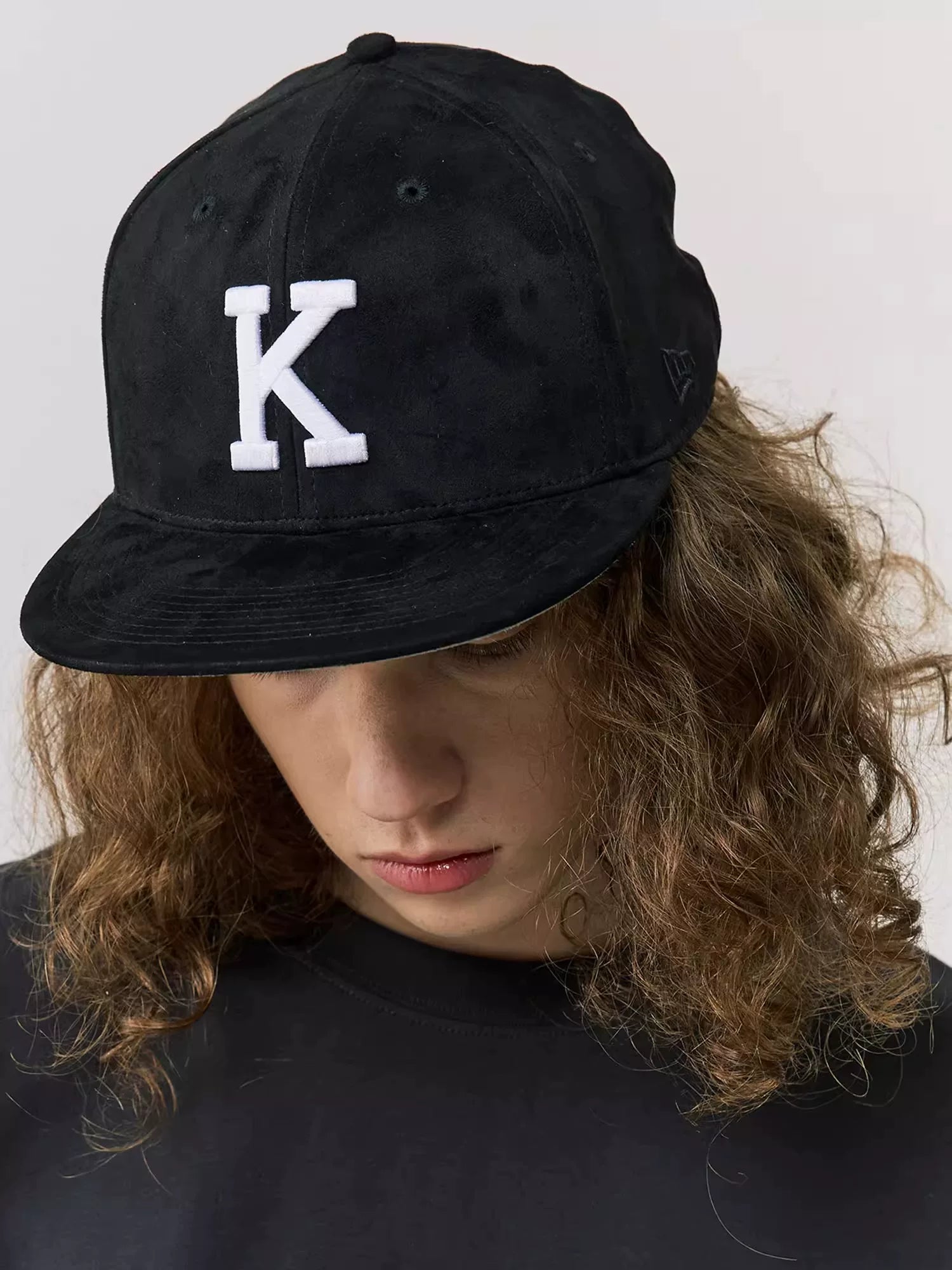 KITH suede hip-hop flat brimmed hat, big head circumference, embroidered high top skateboard hat for men and women, non adjustable flat brim hat